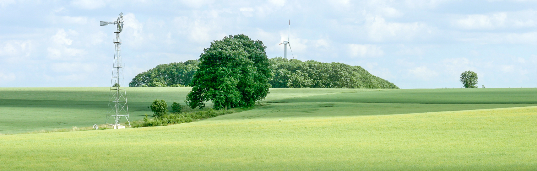 Wiese in Hohenlohe mit Windkraftanlagen