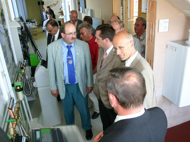 Damaliger erster Landesbeamter Gerhard Bauer mit ehemaligem Umweltminister Stefan Mappus bei der Eröffnung des energieZENTRUMS Wolpertshausen 