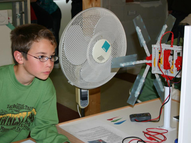 Ein Junge testet die Energieerlebnisstation 
