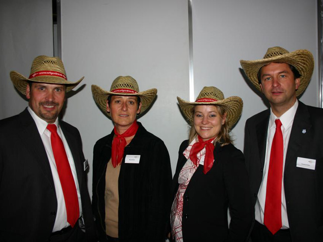 Heinz Kastenholz, Margit Möller-Tabler, Melanie Schlebach und Thomas Scheu tragen einen WFG-Hut